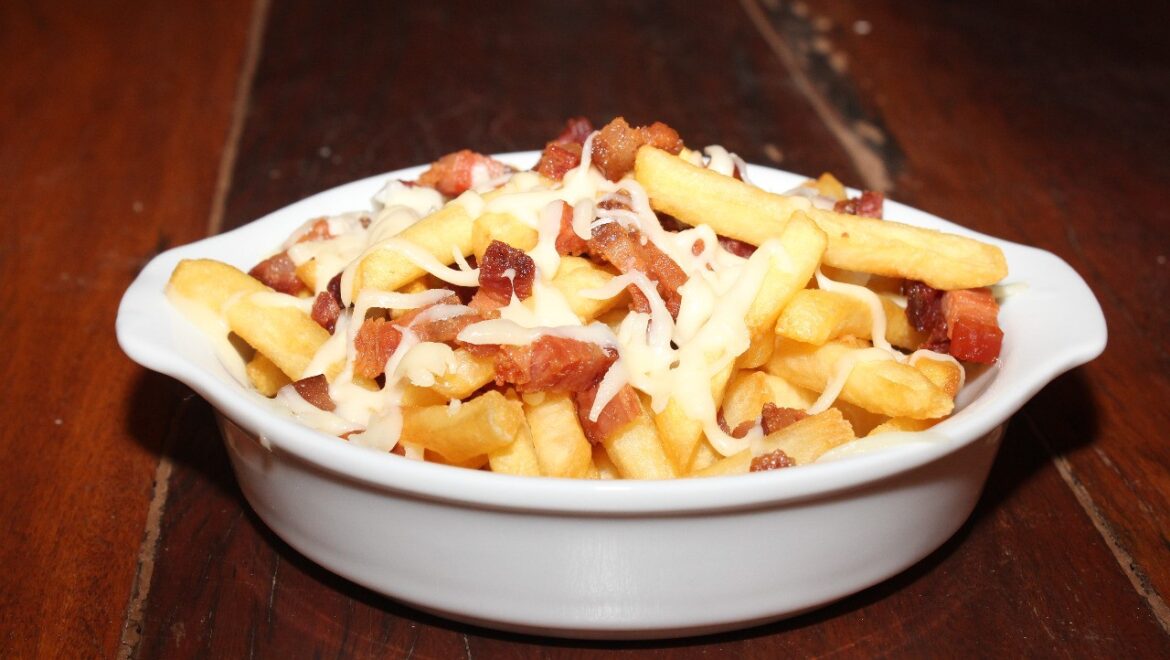 Batatas Fritas, Estilo Palito, com Bacon / Queijo